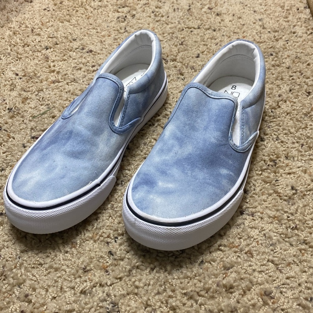 Slip-on memory foam tennis shoes